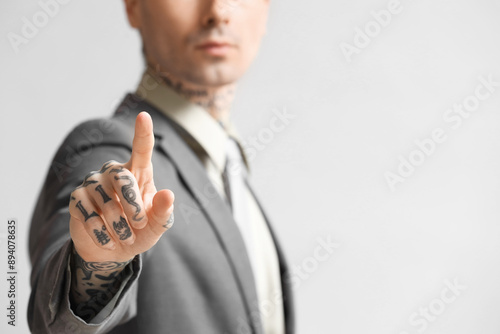 Young businessman using vir...