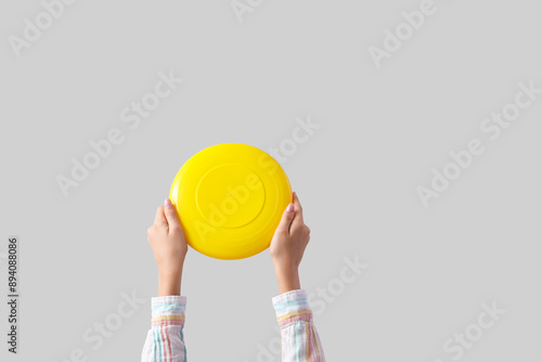 Child with frisbee on light...