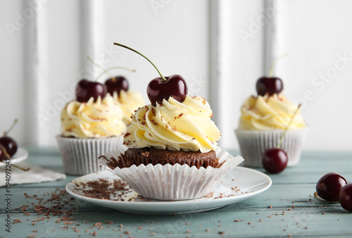 Chocolate cupcake with vani...