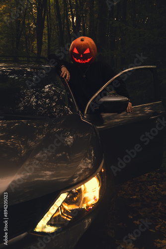 Obraz na płótnie halloween concept man with pumpkin head in suv car w salonie
