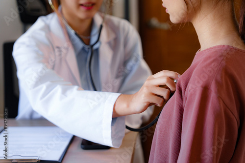 Cuadro en lienzo Doctor using stethoscope to check the heartbeat of the patient