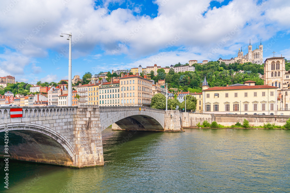 Obraz premium Scenic View of the Saone River with Vieux Lyon and the Fourviere Hill, France