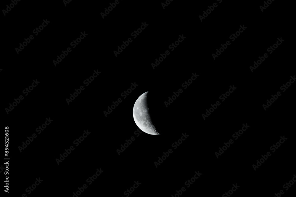 Księżyc na niebie. Malejący sierp, ostatnia kwadra, fotografia nocnego nieba Księżyc na niebie. Malejący sierp, ostatnia kwadra, fotografia nocnego nieba
