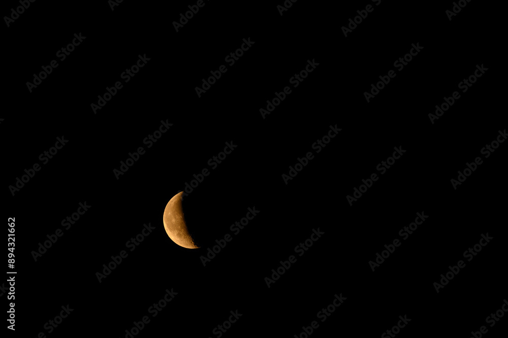 Wschód księżyca na nocnym niebie, księżyc w ostatniej kwadrze, malejący sierp Wschód księżyca na nocnym niebie, księżyc w ostatniej kwadrze, malejący sierp