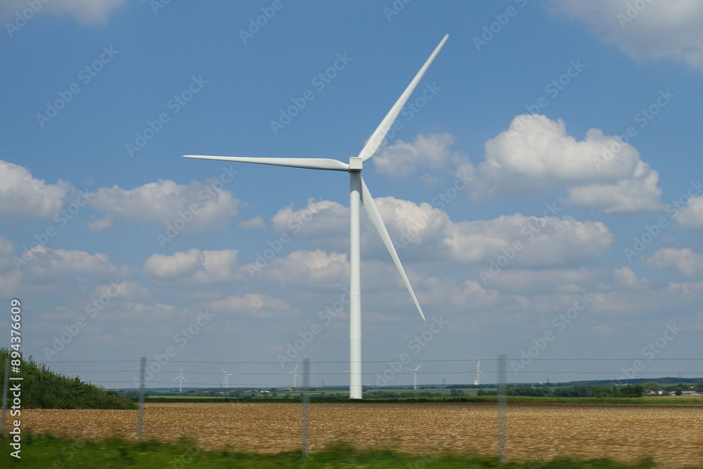 Des éoliennes blanches tournent avec le vent Des éoliennes blanches tournent avec le vent