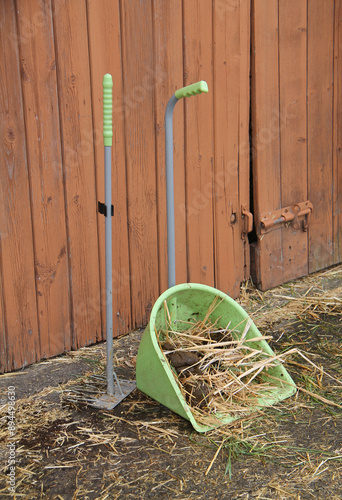Foto A Bucket and Rake for Collecting Horse Muck at a Stable.