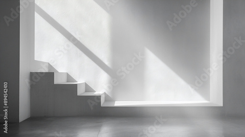 光と影が白い壁に幾何学的な形を作り出している、モノクロ写真アート風背景グラフィック
