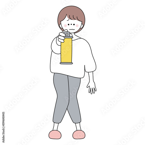 びくびくしながら殺虫剤を前にかまえるショートヘアの女性