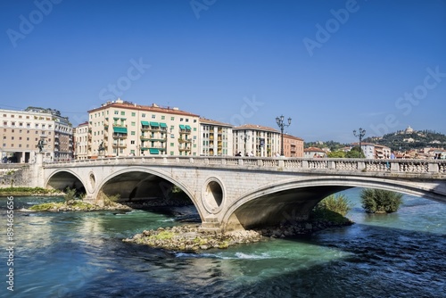 Obraz na płótnie verona, italien - ponte della vittoria an der etsch w salonie