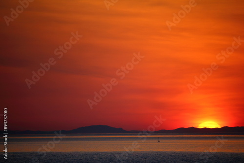 沈む夕日と穏やかな海