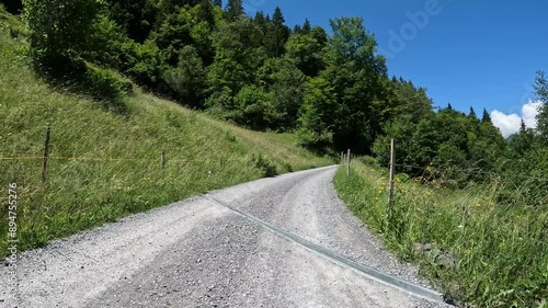 uphill auf einer gravelstrasse mit dem gravelbike unterwegs