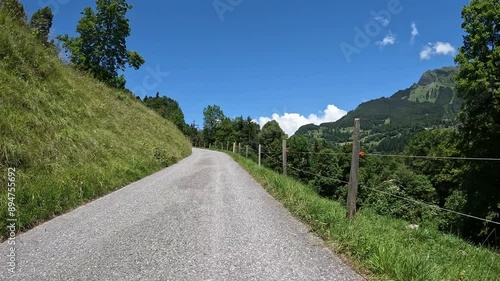 ebike tour bergauf auf einer nebenstrasse in den bergen