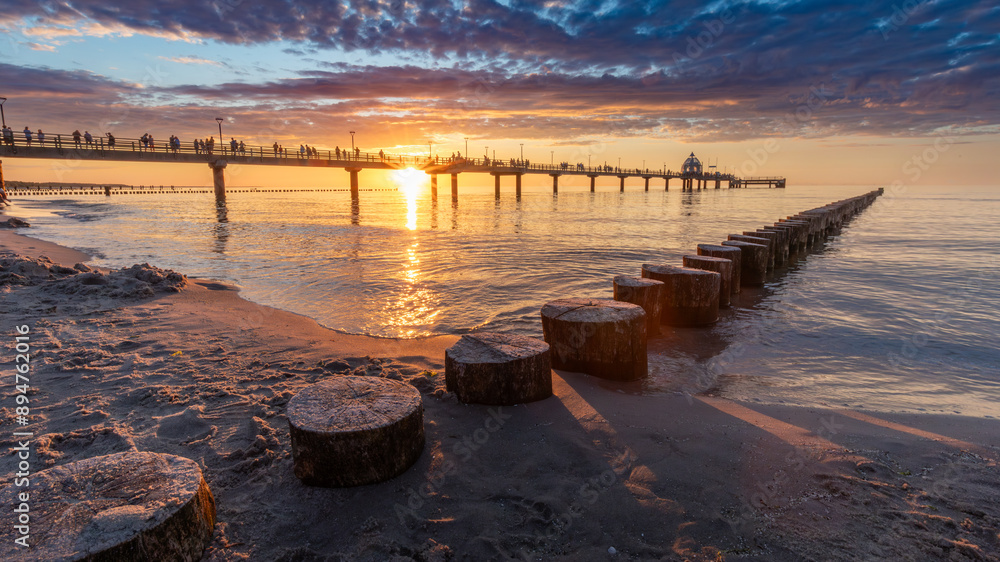 Fototapeta premium Zum Sonnenuntergang am Strand in Zingst an der Ostsee.