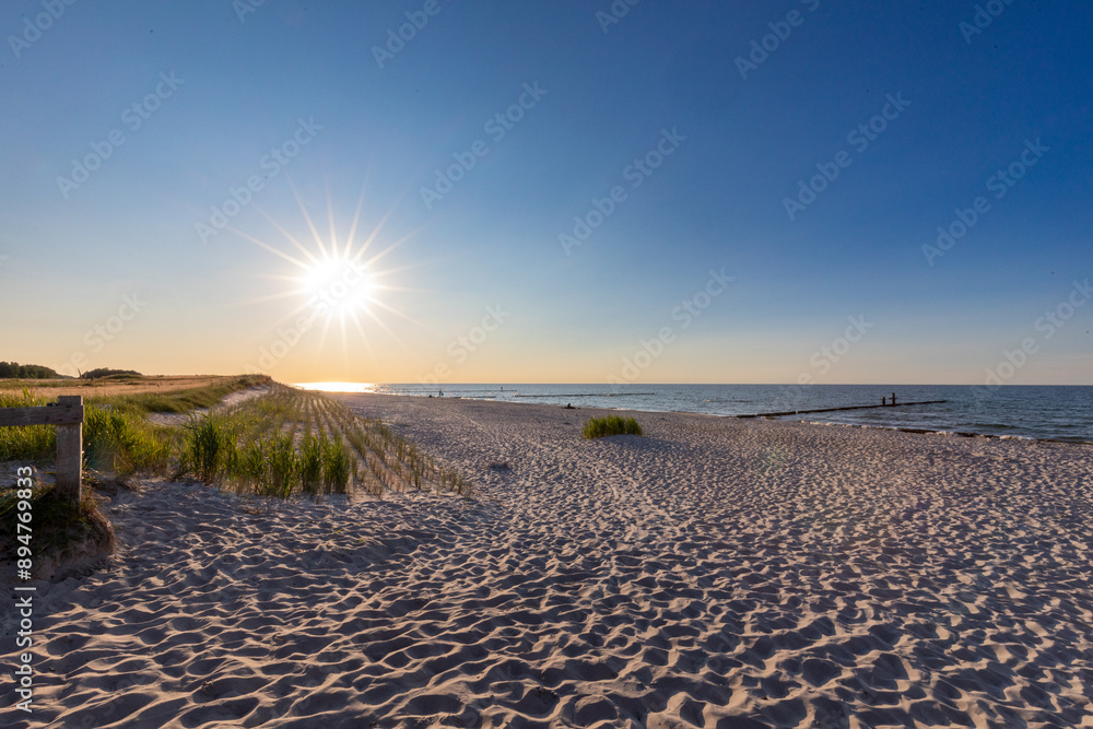 Zum Sonnenuntergang am Strand von Zingst an der Ostsee. Zum Sonnenuntergang am Strand von Zingst an der Ostsee.