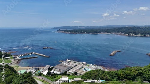 千葉県勝浦市にある勝浦灯台をドローンで撮影しました。勝浦灯台は、1903年（明治36年）に建設されました。高さは約11メートルで、白亜の塔体が特徴です。灯台自体は洋風のデザインで、海岸線に面した美しい姿が見られます。