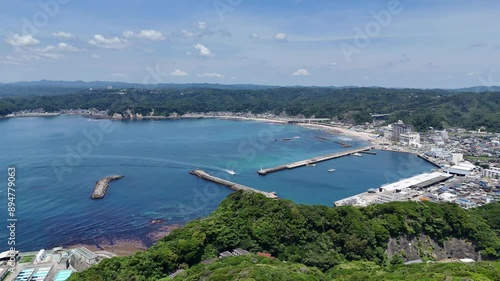 千葉県勝浦市にある勝浦灯台をドローンで撮影しました。勝浦灯台は、1903年（明治36年）に建設されました。高さは約11メートルで、白亜の塔体が特徴です。灯台自体は洋風のデザインで、海岸線に面した美しい姿が見られます。
