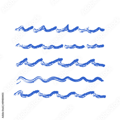 Onde del mare in vari modelli, onde increspate, morbide, ondulate, alte. Onde del mare di colore blu disegnate a mano libera con effetto pennellate. 