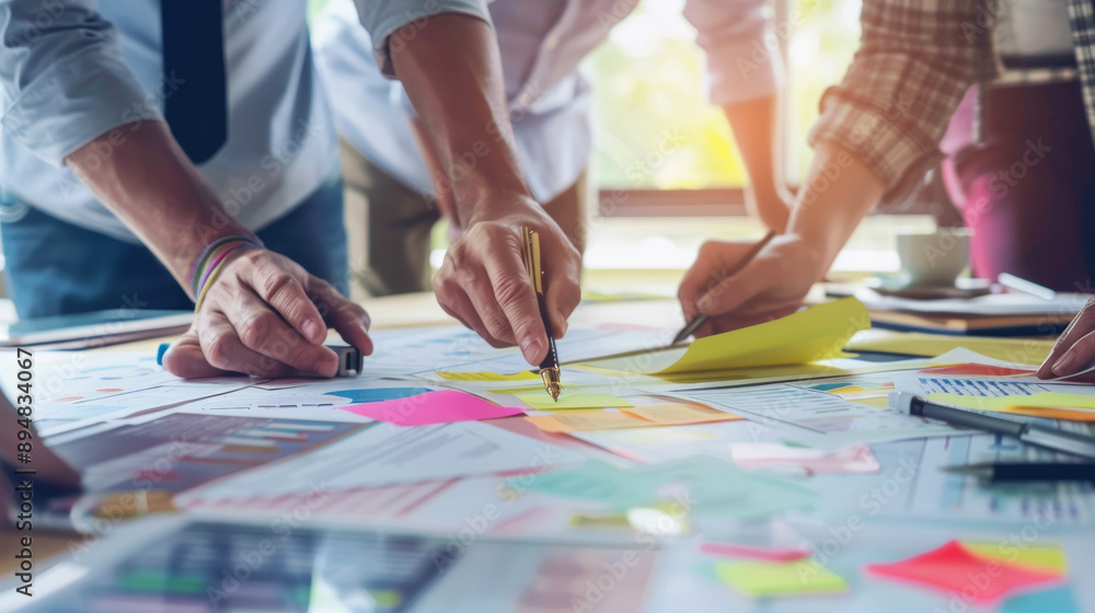 Team di persone che collaborano a un progetto di marketing. Concetto di lavoro di squadra e strategie collaborative nel marketing aziendale Team di persone che collaborano a un progetto di marketing. Concetto di lavoro di squadra e strategie collaborative nel marketing aziendale