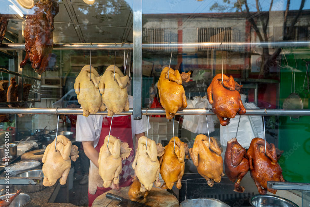 Naklejka premium The roasted meat restaurant is displaying delicious roasted chicken