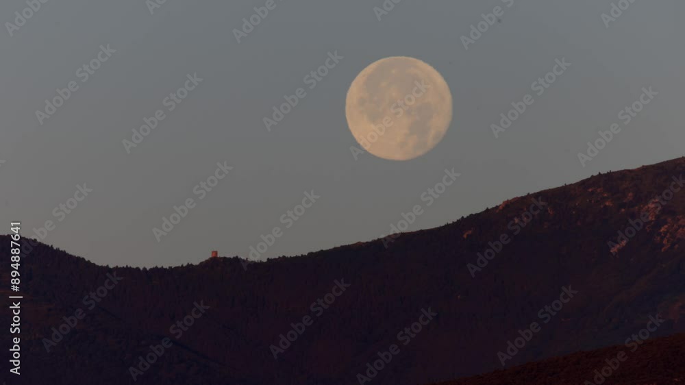 Pleine lune sur la tour de Batère en time lapse