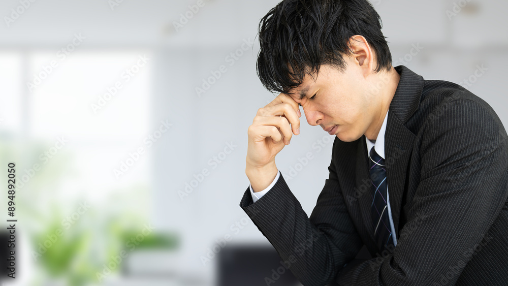 考えごとをする男性ビジネスマン 考えごとをする男性ビジネスマン
