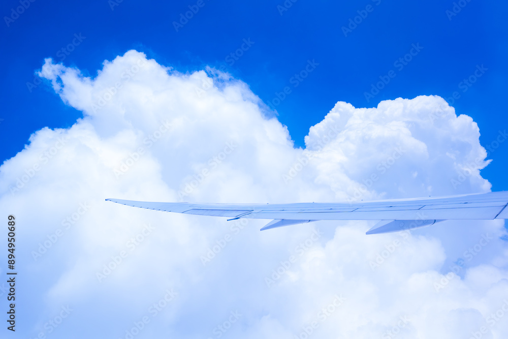飛行機の窓から見た青空と飛行機の翼 飛行機の窓から見た青空と飛行機の翼