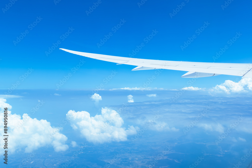 飛行機の窓から見た青空と飛行機の翼 飛行機の窓から見た青空と飛行機の翼