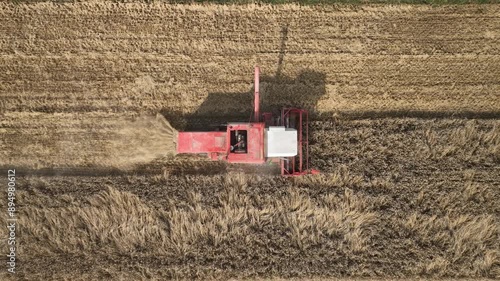 Żniwa, zbiór zbóż, kombajn Bizon photo