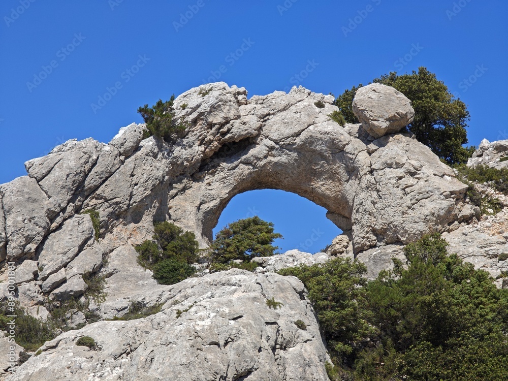 Rundbogen im Fels auf Sardinien Rundbogen im Fels auf Sardinien