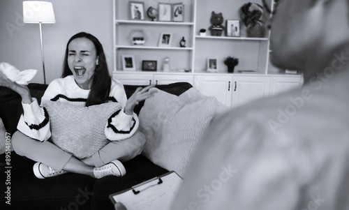 Tableau sur toile Black and white of shouting woman on therapist session