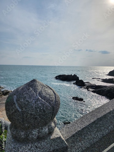 Vista del mar desde puente tradicional coreano