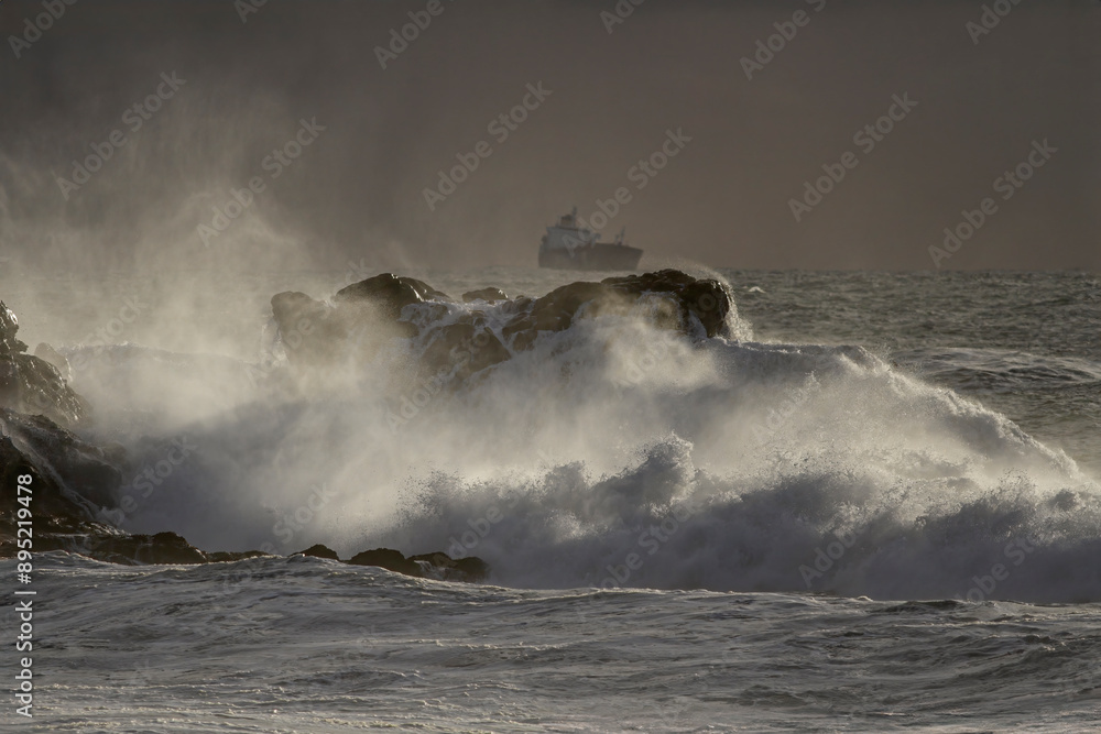 Obraz premium Wave splash at sunset
