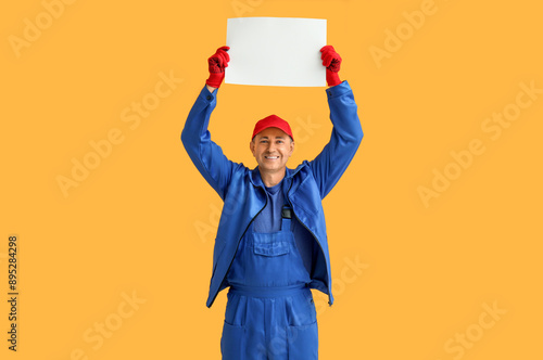 Portrait of male mechanic w...