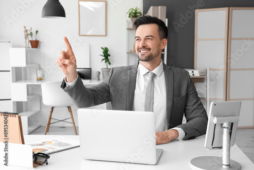 Young businessman using vir...