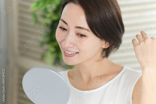 ヘアケアをする若い女性 ビューティーイメージ Free Download ヘアケアをする若い女性 ビューティーイメージ - GFXLoad
