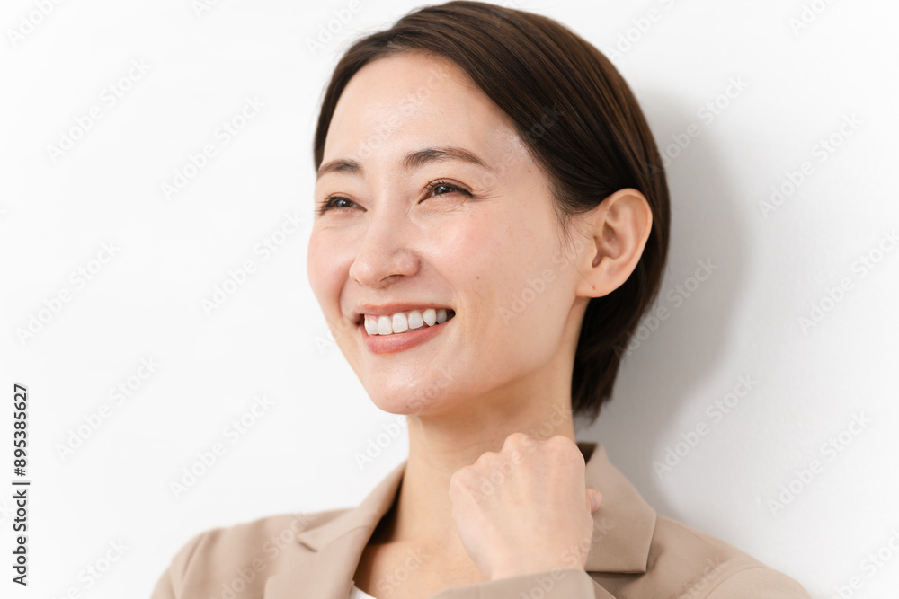 ビジネススーツを着た若い女性 ビジネスイメージ
ビジネススーツを着た若い女性 ビジネスイメージ