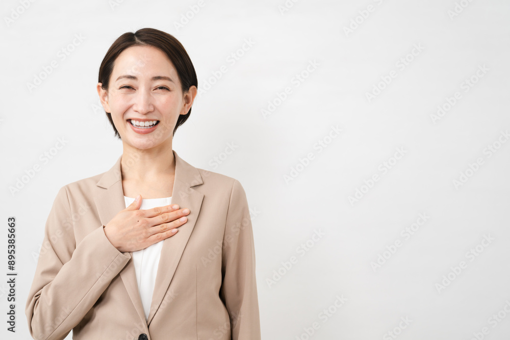 ビジネススーツを着た若い女性 ビジネスイメージ
ビジネススーツを着た若い女性 ビジネスイメージ