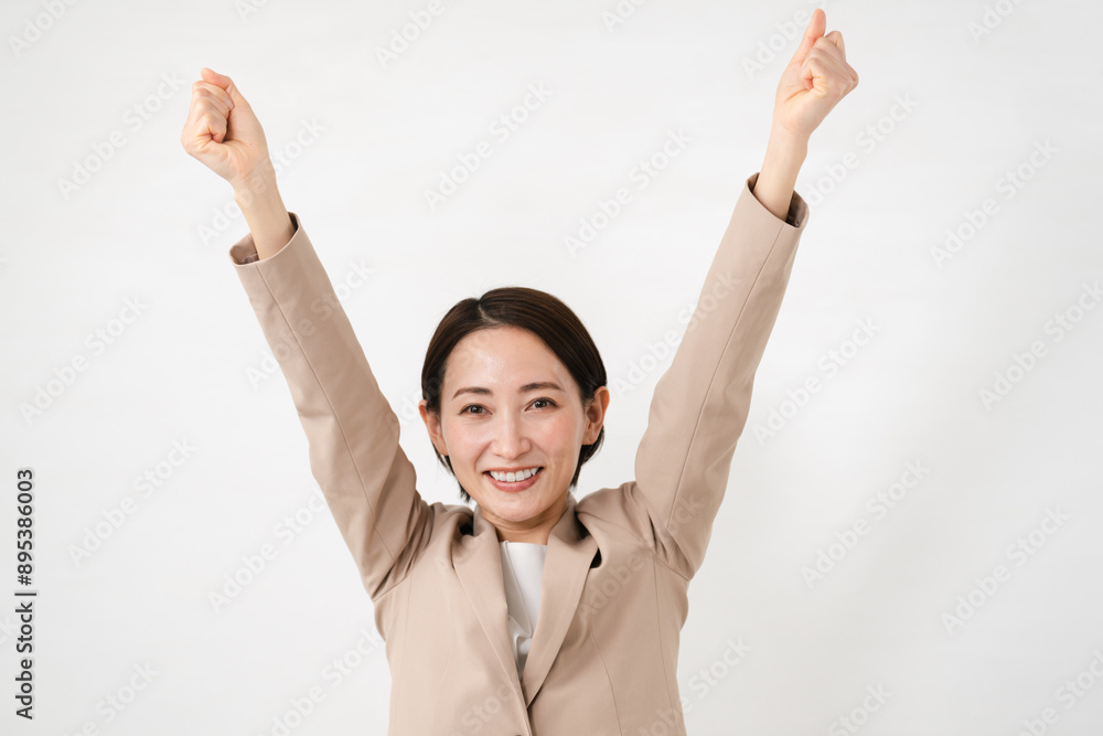 ビジネススーツを着た若い女性 ビジネスイメージ
ビジネススーツを着た若い女性 ビジネスイメージ