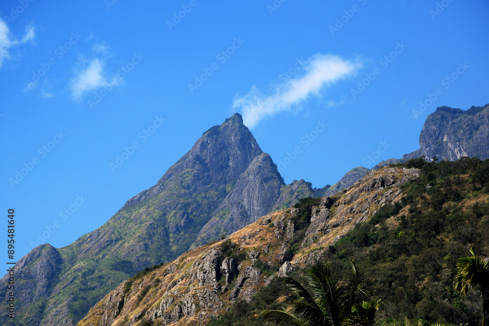 Naklejka premium amazing mountain peak in the blue background sky with cloud 