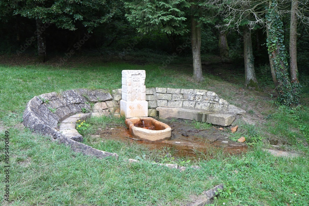 Φωτογραφία La fontaine rouge, fontaine d'eau ferrugineuse, ville de Pont à Mousson, départe