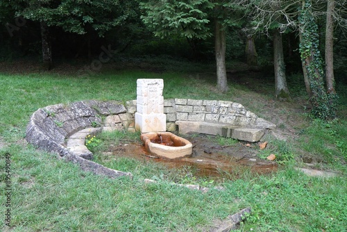 La fontaine rouge, fontaine d'eau ferrugineuse, ville de Pont à Mousson, département de la Meurthe et Moselle, France photo