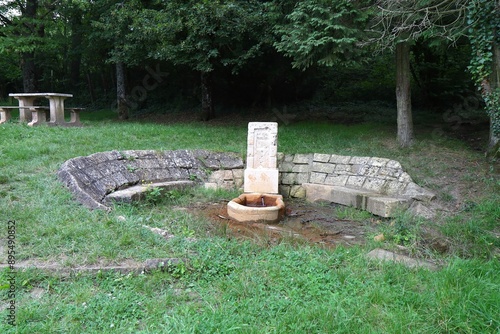 La fontaine rouge, fontaine d'eau ferrugineuse, ville de Pont à Mousson, département de la Meurthe et Moselle, France photo