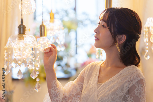 パーティーに参加する若い女性