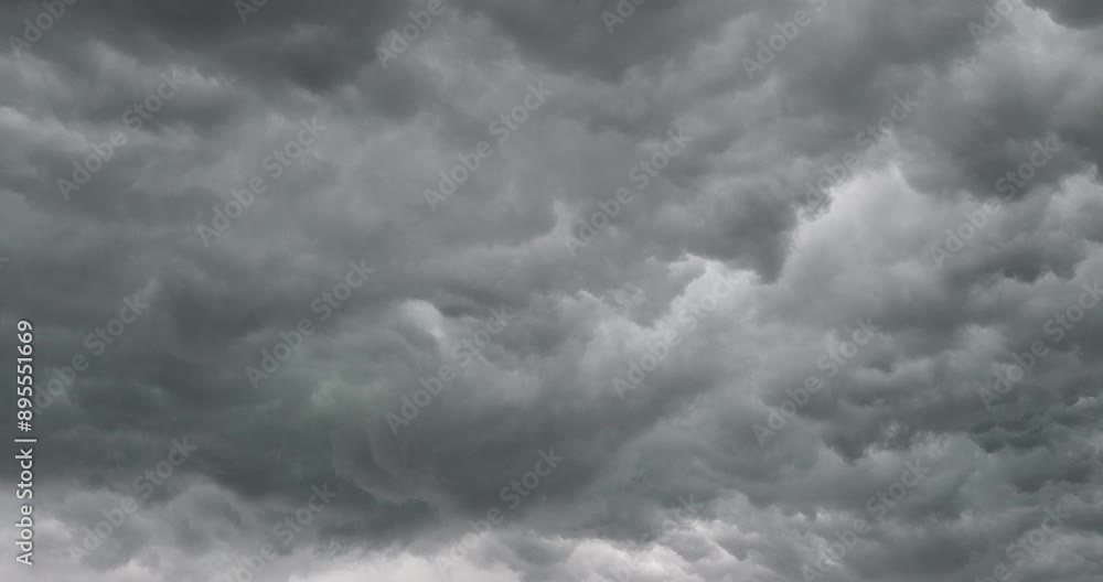 タイムラプスで撮影した夏の空の雨雲の動く様子 タイムラプスで撮影した夏の空の雨雲の動く様子