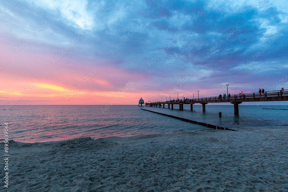 Zum Sonnenuntergang an der Seebrücke in Zingst an der Ostsee. Zum Sonnenuntergang an der Seebrücke in Zingst an der Ostsee.