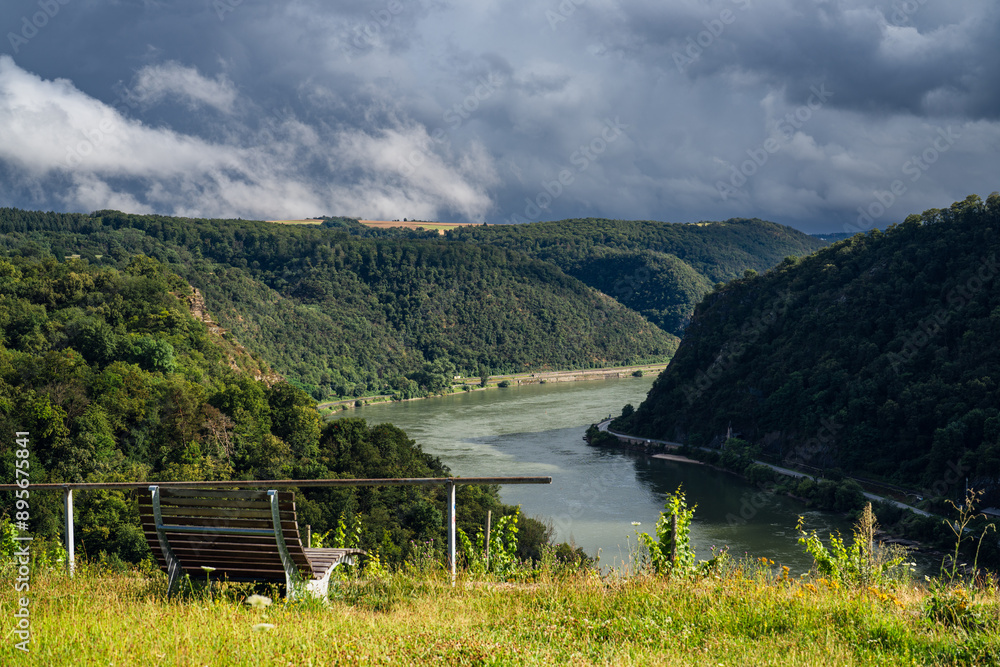 Aussicht mit Ruhebank im Tal der Loreley