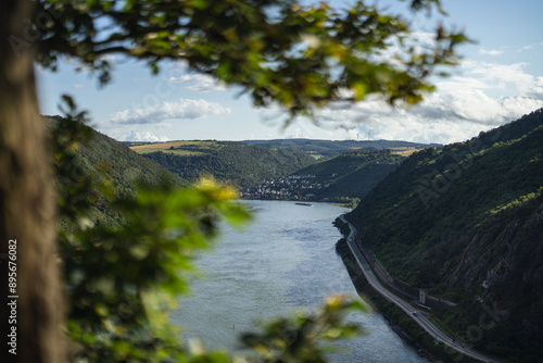 Obraz na płótnie Blick vom Aussichtspunkt Felsenkanzel nach Oberwesel w salonie