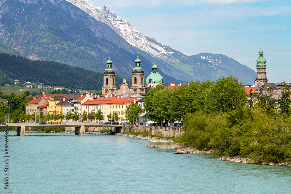 Blick auf die Stadt Innsbruck mit Dom und grünem Inn Blick auf die Stadt Innsbruck mit Dom und grünem Inn