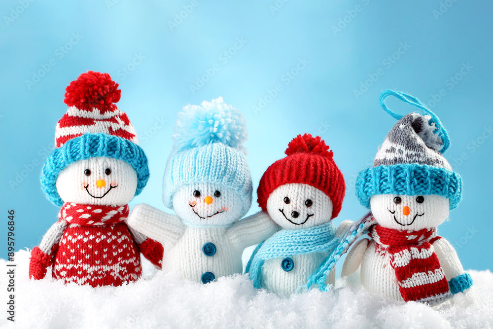 Süsse kleine Schneemänner Familie in Winterlandschaft Süsse kleine Schneemänner Familie in Winterlandschaft