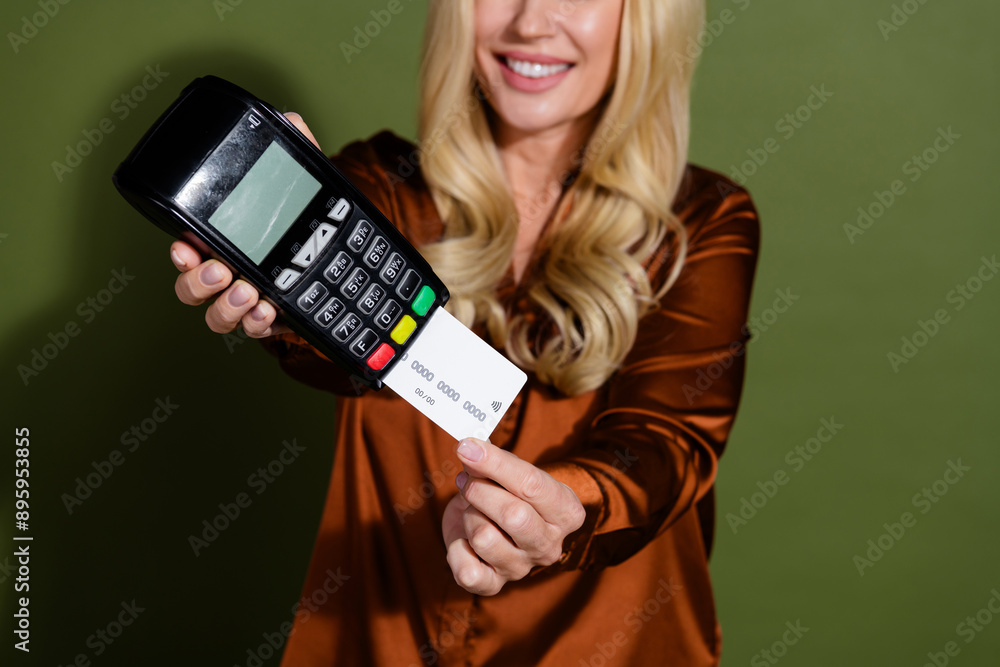 Φωτογραφία Photo of gorgeous charming lovely woman wear stylish clothes pay card terminal i